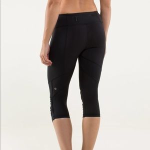 Like new lululemon black capris